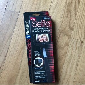 Selfie stick that adjusts to any phone size